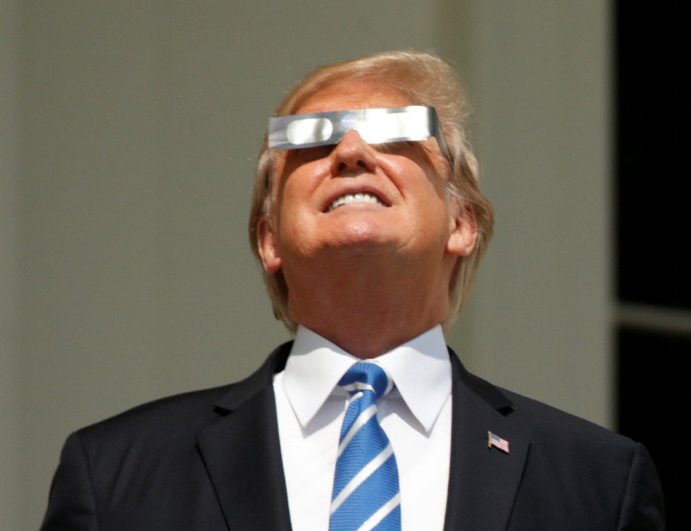 Miliony Američanů zaklonily hlavu, aby jim neuteklo zatmění Slunce.