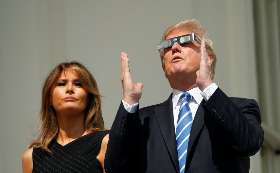 Zatmění Slunce viděl v USA snad každý - včetně prezidentského páru