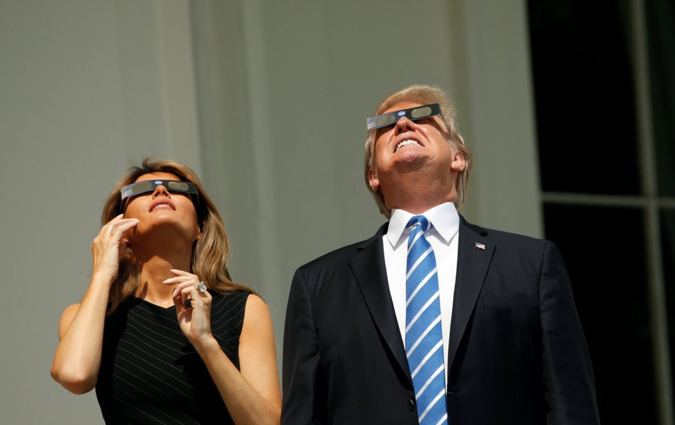 Zatmění Slunce viděl v USA snad každý - včetně prezidentského páru