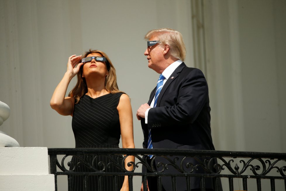 Zatmění Slunce vylákalo z Bílého domu i prezidentský pár