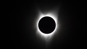 Takhle vypadalo úplné zatmění Slunce v roce 2017 v USA. V Evropě se úplného zatmění Slunce dočkáme už v srpnu.