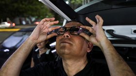 Mexiko: Distribuce ochranných brýlí pro pozorování zatmění Slunce (14. 10. 2023).