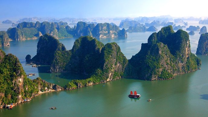 Zátoka Ha Long ve Vietnamu působí pohádkově díky skalnatým ostrovům a ostrůvkům, které tu vystupují z moře. Dohromady jich jsou téměř dva tisíce a mezi těmi nejatraktivnějšími neustále pendlují výletní lodě.