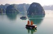 5 - Zátoka Ha Long: Malebná zátoka  leží ve Vietnamu, konkrétně v Tonkinském zálivu. Nachází se v ní skoro 2000 ostrůvků, z moře ční vápencové homole – osamocené i ve větších útvarech.