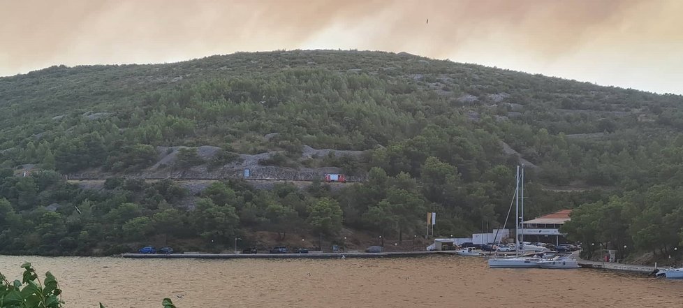Požár u zátoky Zaton v Chorvatsku.