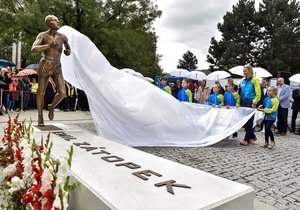  Slavnostní odhalení sochy Emila Zátopka v Kopřivnici.