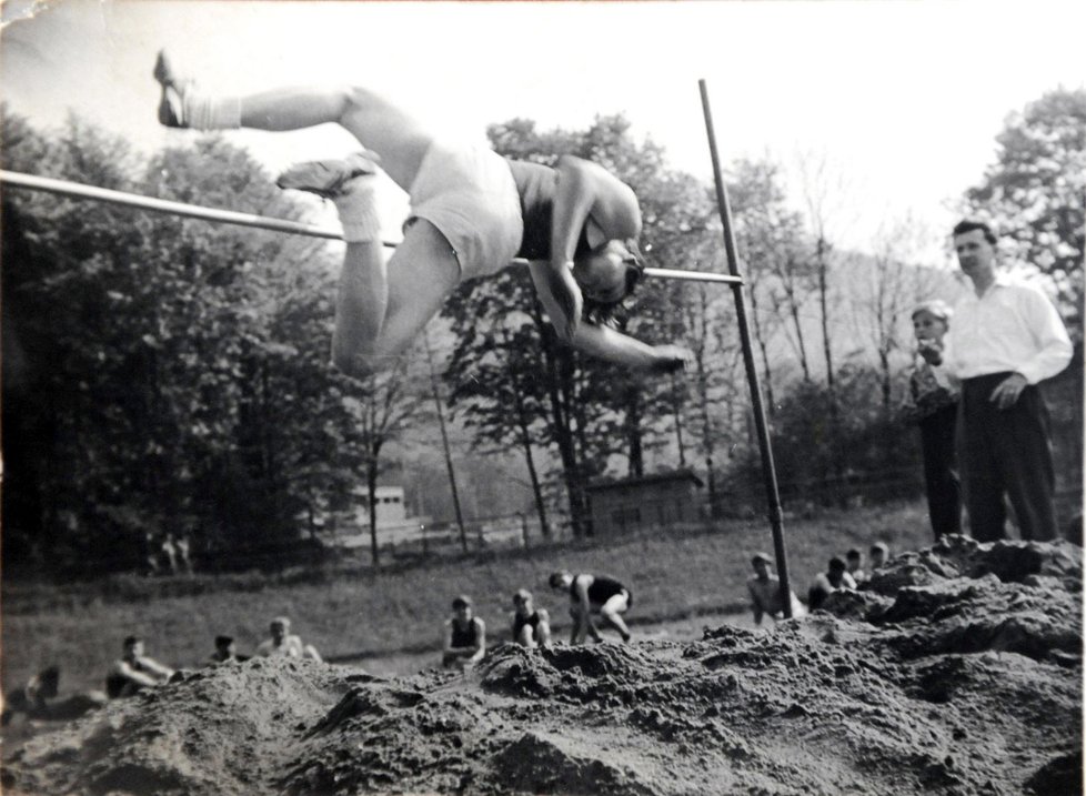 Okresní přebor ve skoku vysokém v Kopřivnici kolem roku 1962. Jaroslav Macháč jako rozhodčí zcela vpravo