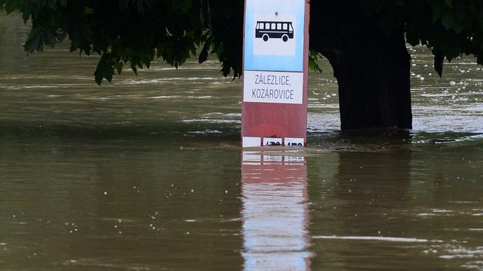 Zatopená autobusová zastávka v Zálezlicích-Kozárovicích na Mělnicku