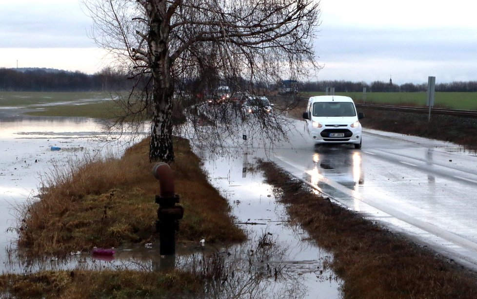 Velký pozor si musí dát řidiči na silnici I/54 mezi Vlkošem a Vracovem na Hodonínsku, silnici zaplavuje tající sníh z polí.