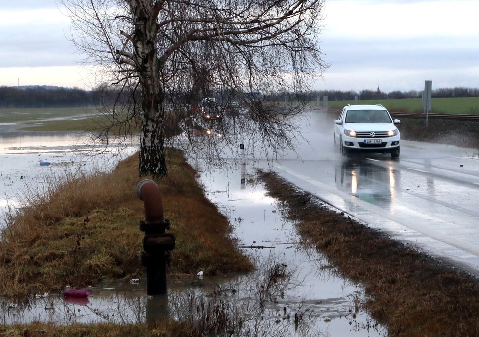 Velký pozor si musí dát řidiči na silnici I/54 mezi Vlkošem a Vracovem na Hodonínsku, silnici zaplavuje tající sníh z polí.