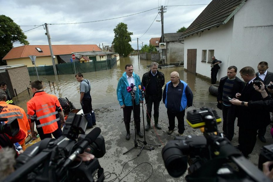 Zatopené Zálezlice, symbol povodní z roku 2002, si přišli prohlédnout i premiér Petr Nečas a ministr zemědělství Petr Bendl.