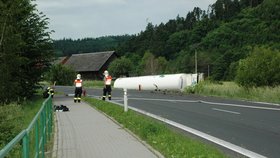 Policisté a hasiči uzavřeli celý prostor, aby nedošlo ke zranění osob případnou explozí. 