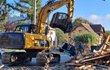 Demolice domu rodiny Kolářových v Zátoru na Bruntálsku. Povodeň vážně poškodila statiku. Rodina chce stavět dům nový, tentokrát na nedalekém kopci. Demolice domu rodiny Kolářových v Zátoru na Bruntálsku. Povodeň vážně poškodila statiku. Rodina chce stavět dům nový, tentokrát na nedalekém kopci.
