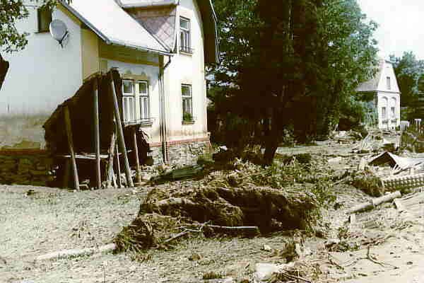 Po povodni z roku 1997 už v obci nezbyl prakticky kámen na kameni. Voda sebrala všechno.