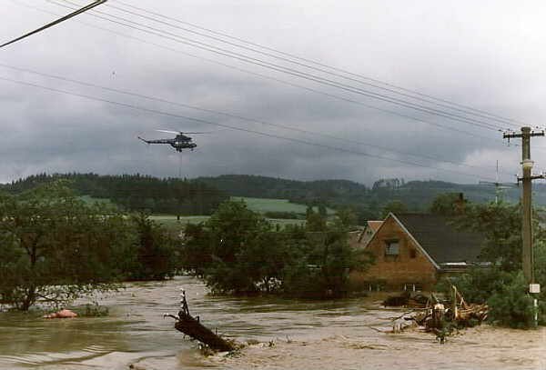 Při povodních zasahoval vrtulník.