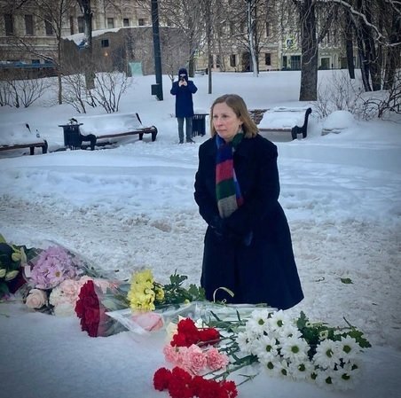 Americká velvyslankyně Lynne Traceyová uctila v Moskvě památku Navalného.