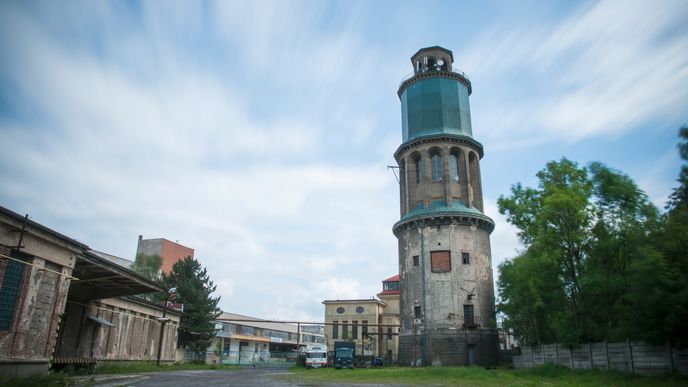 Věž navrhl během první světové války přední vídeňský architekt Leopold Bauer, mimochodem také autor Priessnitzova sanatoria v Jeseníku.