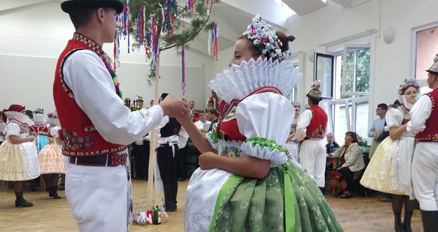 Nejznámější a největší zavádka se tančí ve Velkých Bílovicích na Břeclavsku, proslulých tímto tancem a jeho tradicí udržovanou a nezměněnou podobou již přes 140 let. Před dvěma lety ji tančilo 72 krojovaných párů.