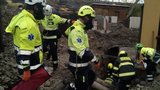 Neštěstí v Hlubočepích: Dělníka (38) zavalila hlína a kamení! Zraněného vytáhli hasiči, letěl pro něj vrtulník