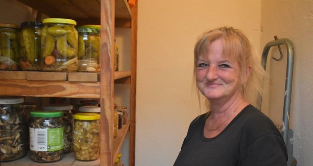 Je konec října, ale Ivana z Ústí nad Labem sklízí zeleninu a steriluje o sto šest