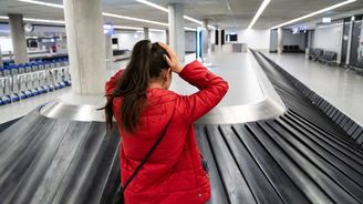 Na letištích se ročně zatoulá 33 milionů zavazadel. Tyto tři barvy kufrů mizí nejčastěji Na letištích se ročně zatoulá 33 milionů zavazadel. Tyto tři barvy kufrů mizí nejčastěji