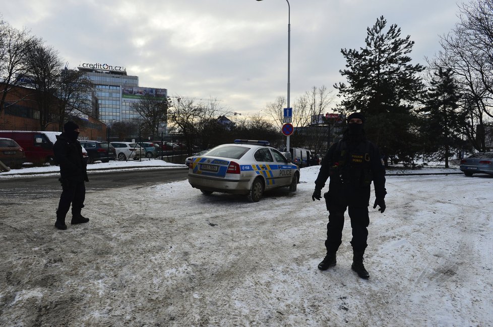 Policejní zásah v Argentinské ulici kvůli odloženému zavazadlu.