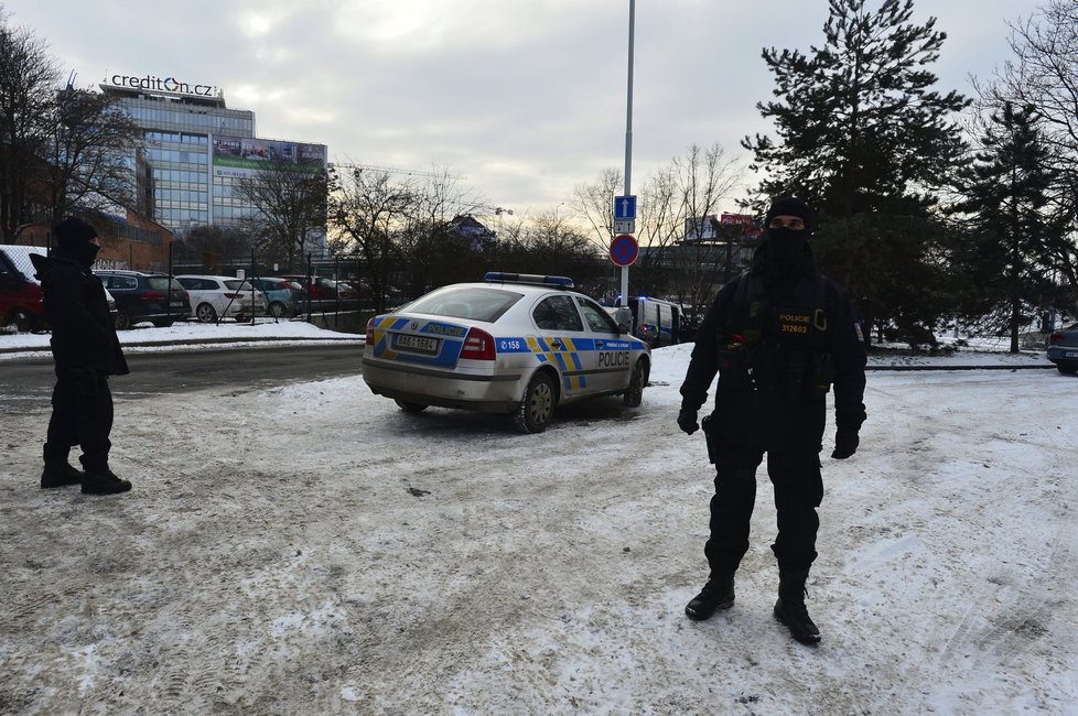 Policejní zásah v Argentinské ulici kvůli odloženému zavazadlu.