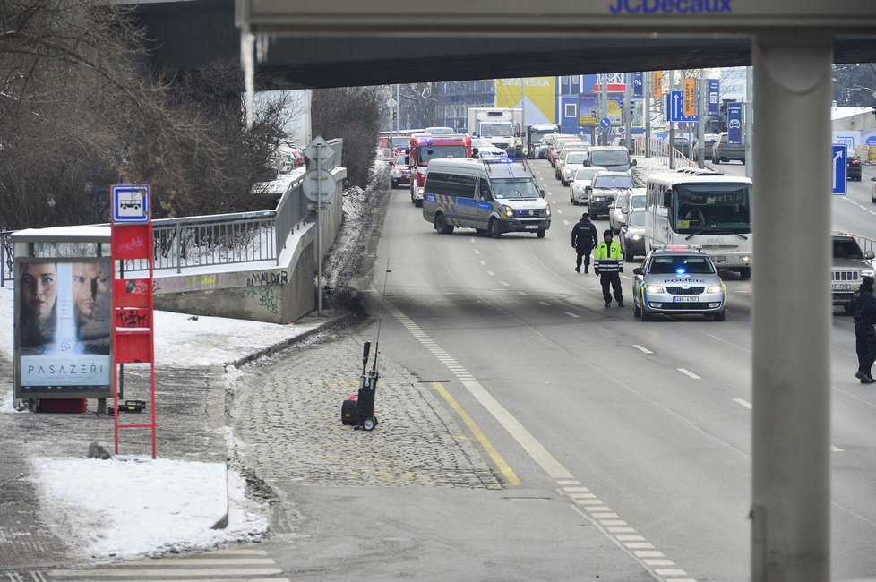 Policejní zásah v Argentinské ulici kvůli odloženému zavazadlu.