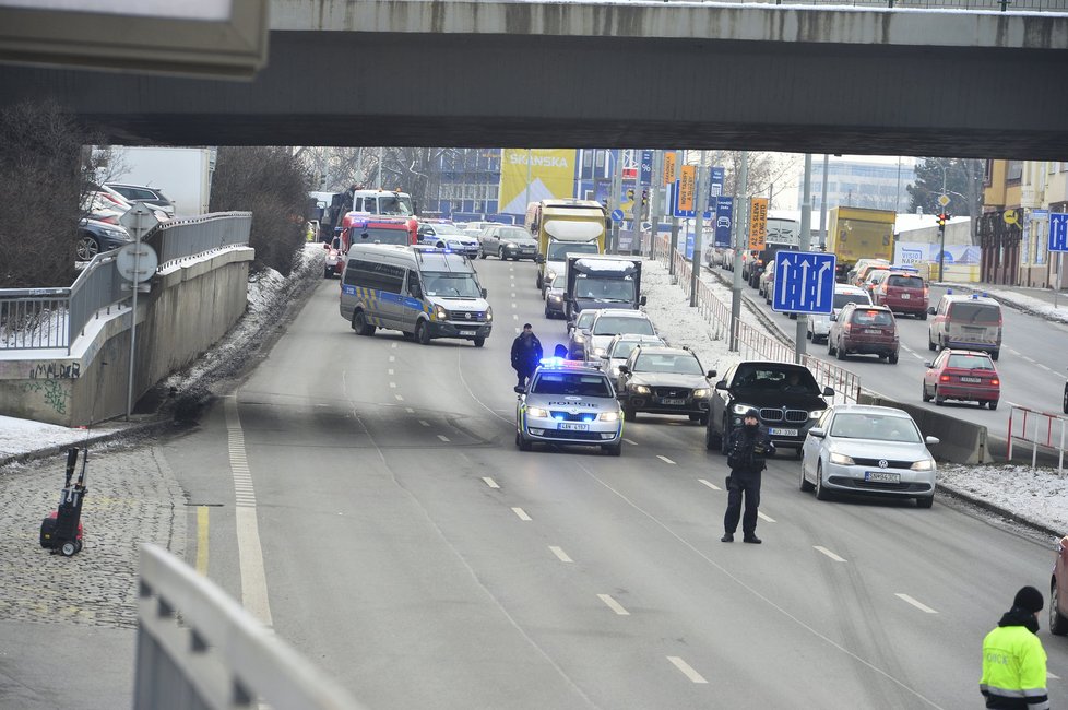 Policejní zásah v Argentinské ulici kvůli odloženému zavazadlu.