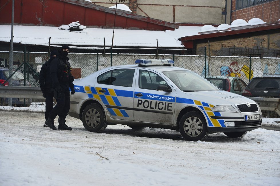 Policejní zásah v Argentinské ulici kvůli odloženému zavazadlu.