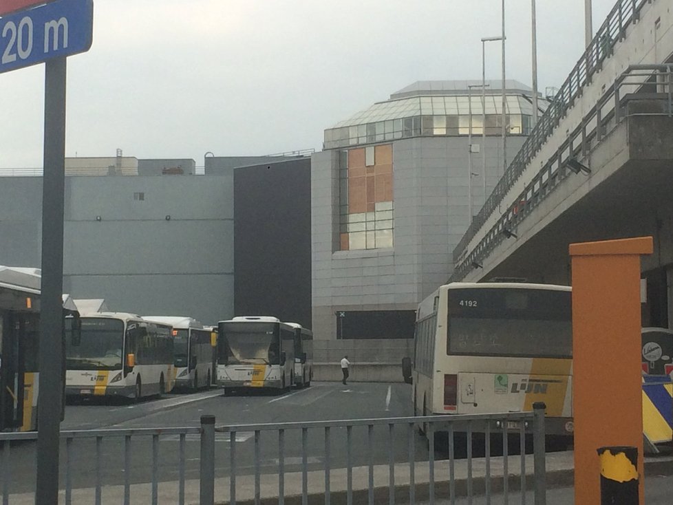 Nevyměněná skla na letišti Zaventem stále připomínají hrůzné útoky.