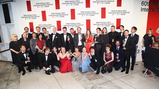 Smích, slzy a sounáležitost uzavřely 60. ročník MFF Karlovy Vary, vyhrál myanmarsko-český film Padlé ovoce Smích, slzy a sounáležitost uzavřely 60. ročník MFF Karlovy Vary, vyhrál myanmarsko-český film Padlé ovoce