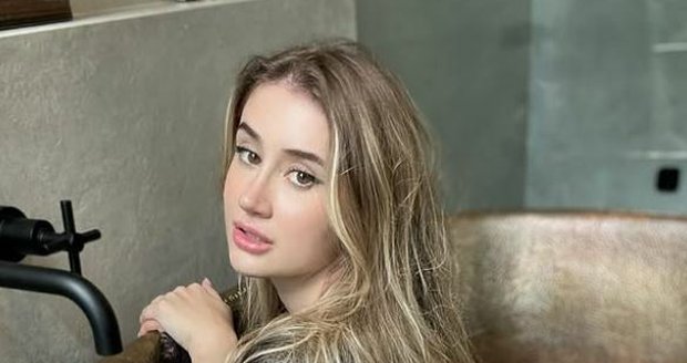 GALERIE: „Lidi, jsem v závěti!“ Influencerka šokovala tancem u nemocničního lůžka 85letého přítele | FOTO 1 | Blesk.cz