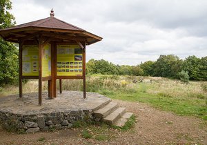 Dolní Břežany chtějí revitalizovat bývalé keltské oppidum Závist. Projekt vypracoval architekt Pleskot, veřejnosti se ale nelíbí