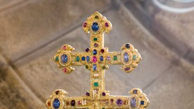 V polovině dubna bude kříž za přísných bezpečnostních opatření přemístěn do nové pancéřované klenotnice vybudované ve vyšebrodském klášteře.