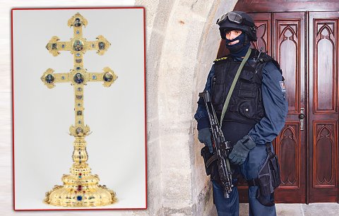 Unikátní Závišův kříž hlídají ozbrojenci: Bude uložen v opancéřované místnosti!