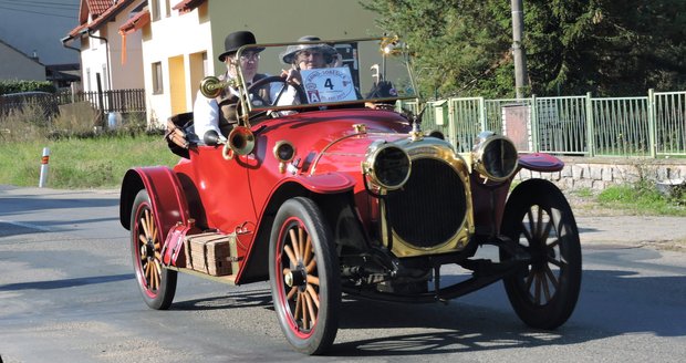 Jedno z nejstarších aut na letošním ročníku závodu. Chenard-Walcker z roku 1912	řídil Pavel Beran z Olomouce.