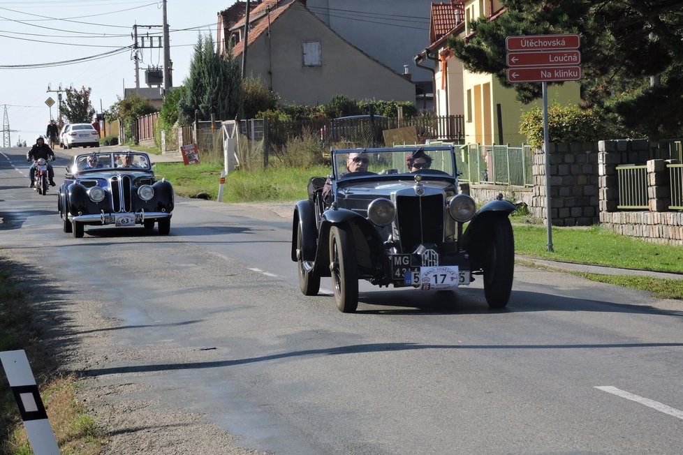 V popředí jede Milan Dočekal z Třebíče ve voze MG KN Kompresor z roku 1935. V pozadí je BMW 327 z roku 1939, které řídí Marian SIN z Bratislavy.