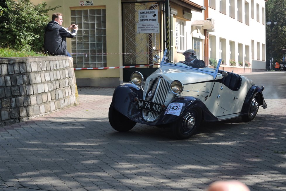 Až nebezpečně vypadal náklon zbrojovácké Z-4 Roadster z roku 1934, kterou řídil Robert Kubelka z Olomouce.