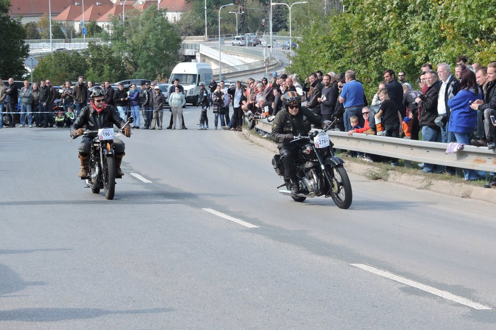 Diváci při trati sledovali skutečné závody. O předjíždění hlavně v závodě motorek nebyla nouze.