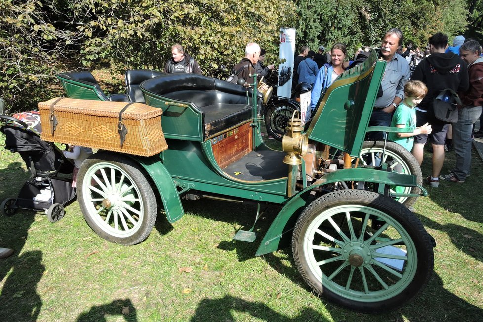 Nejstarší pojízdný veterán v České republice. Autocar model 8 z roku 1902 představil návštěvníkům Jiří Hořice z Brna.