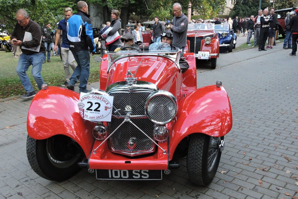 Další skvostný kousek. Jaguar SS100 z 1938	řídil Petr Uhlíř.