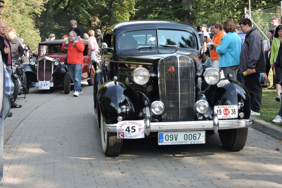 Buick z roku 1936 řídil Hubert Grmela z Prahy.
