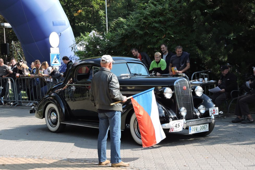 Buick z roku 1936 řídil Hubert Grmela z Prahy.