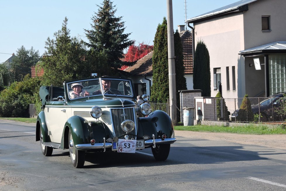 S Wandererem W 23 kabriolet z roku 1939	přijel Miroslav Jána z Pardubic.