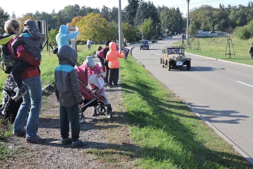 Fanoušci v Soběšicích vítají účastníky závodu veteránů.