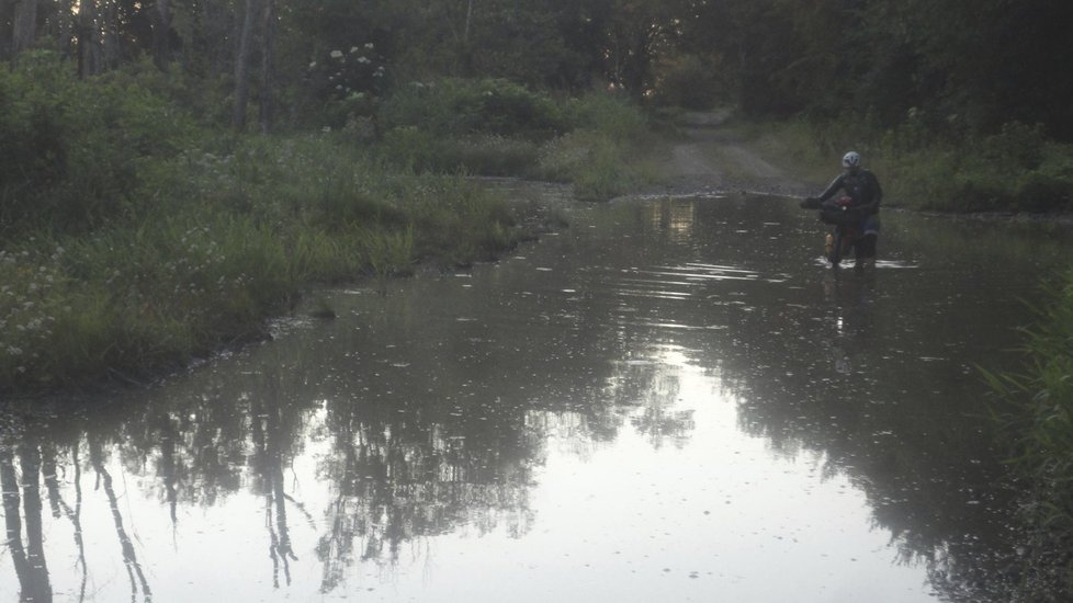 V Oklahomě chytli povodně. Spoustu cest zmizelo pod vodu.