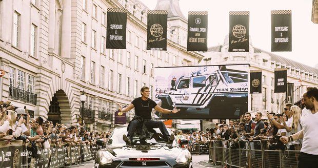 David Hasselhoff přiveze do Prahy 100 luxusních bouráků! Pak tu zapaří!