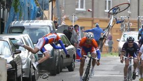 Dechberoucí pád Holanďana Richarda Dijskhoorna ve spurtu 2. etapy v Litvínově