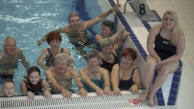 Soutěž ve štafetovém plavání seniorů „Přeplavme svůj La Manche“ vyhlásil už popáté projekt SenSen (Senzační senioři) Nadace Charty 77